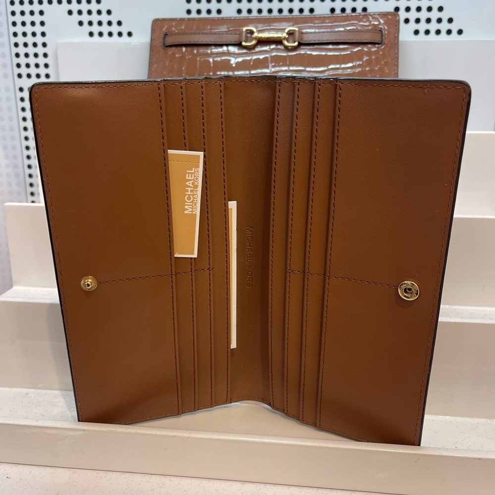 MICHAEL KORS Carson Large Snap Crocodile Embossed Bifold Wallet
Luggage
NWT - Picture 4 of 16